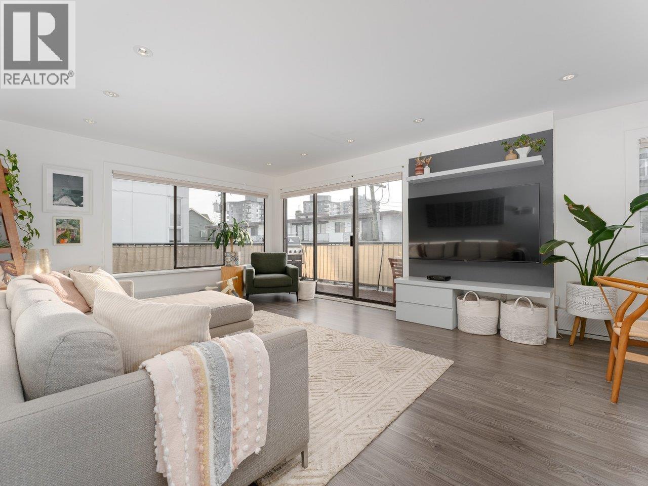 103 127 E 4th Street, North Vancouver, British Columbia  V7L 1H7 - Photo 2 - R3122277