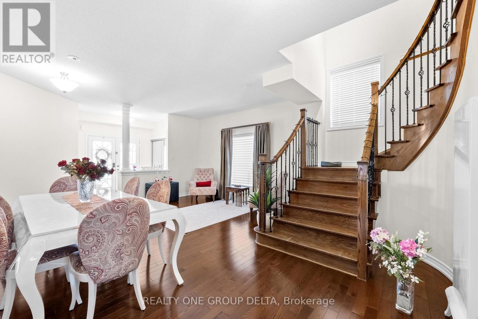 8 Charlemagne Avenue, Barrie, Ontario  L4M 0A9 - Photo 6 - S13109100