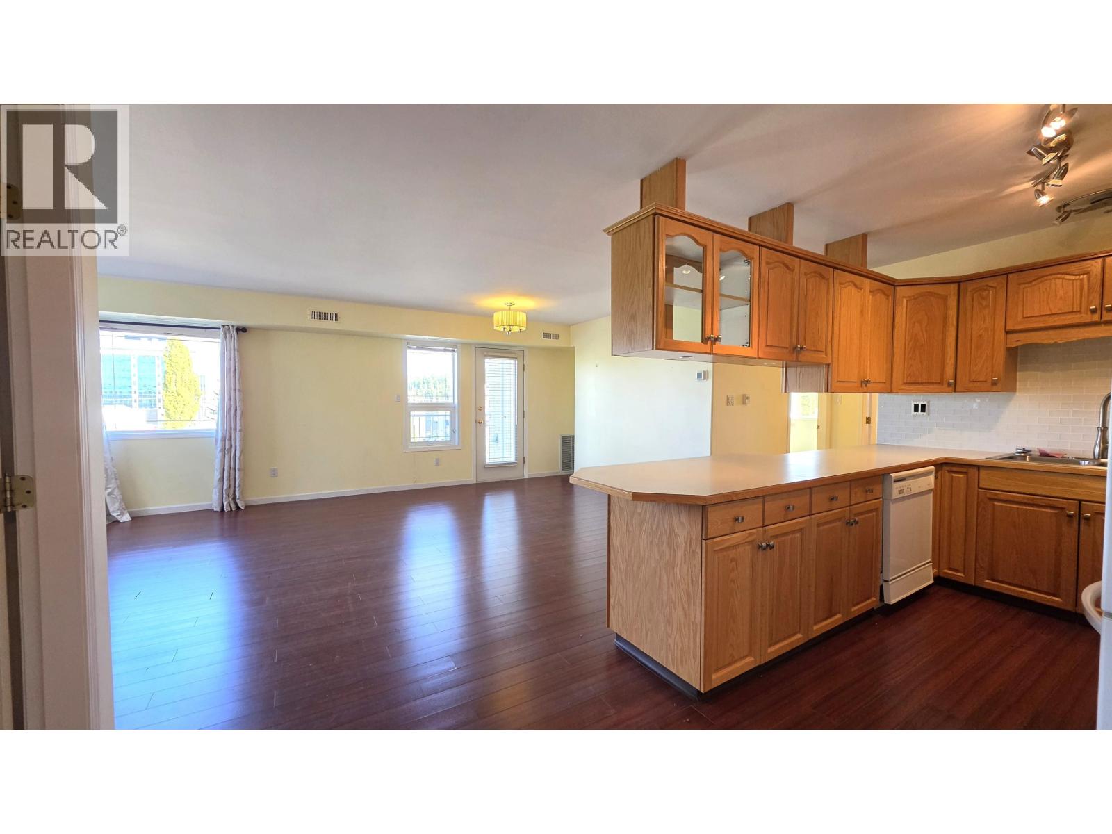 301 1693 6th Avenue, Prince George, British Columbia  V2L 3N5 - Photo 3 - R3122441