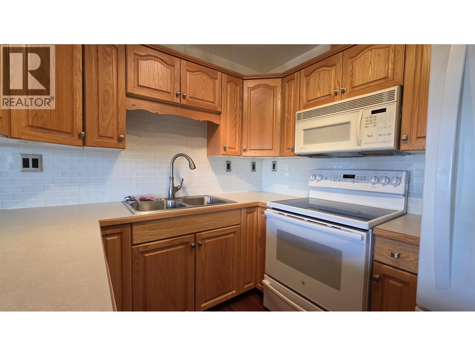 301 1693 6th Avenue, Prince George, British Columbia  V2L 3N5 - Photo 5 - R3122441