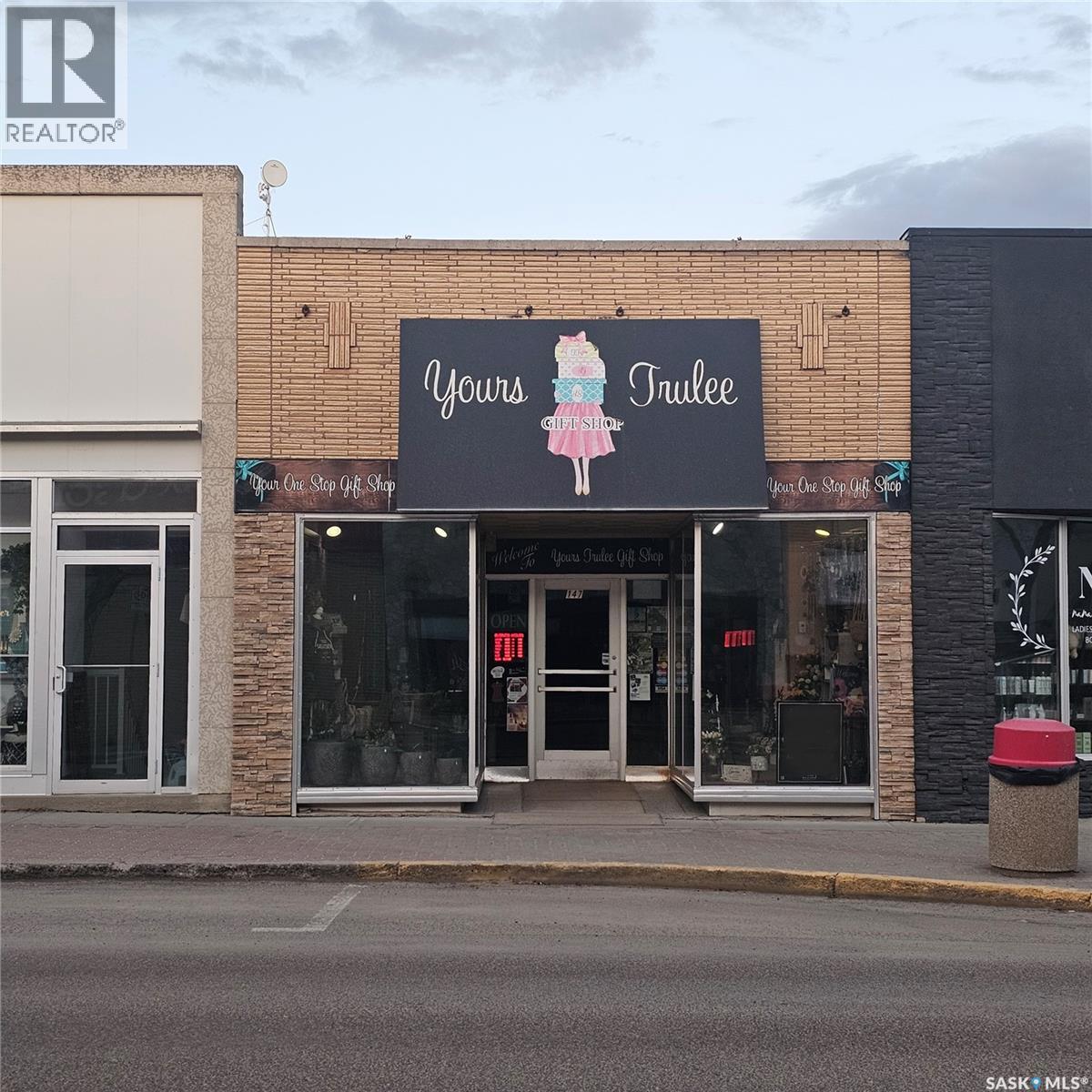 147 Central Avenue N, Swift Current, Saskatchewan  S9H 0K9 - Photo 1 - SK027020