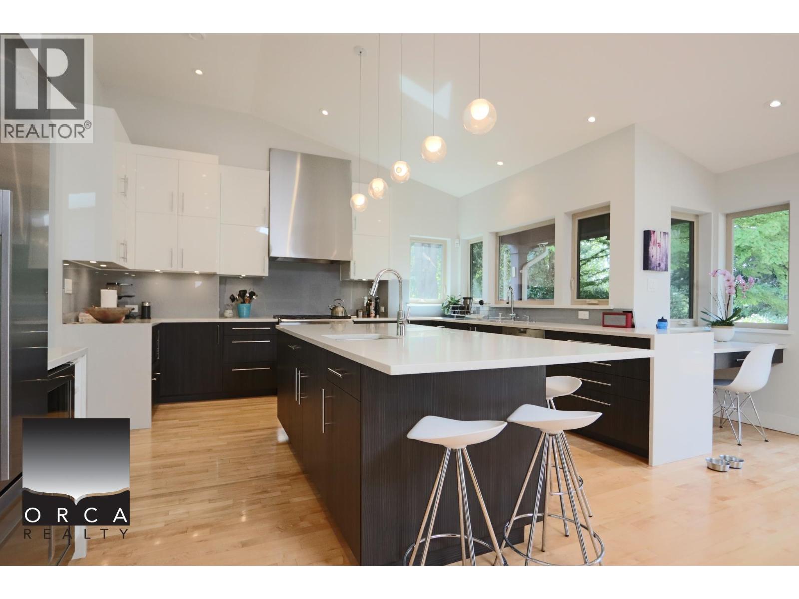 3685 Sunnycrest Drive, North Vancouver, British Columbia  V7R 3C5 - Photo 3 - R3122430