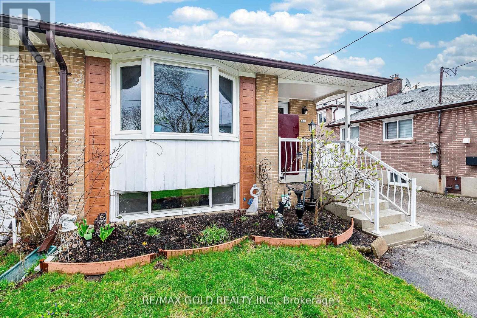 52 Garfield Crescent, Brampton, Ontario  L6V 1V8 - Photo 3 - W13114438