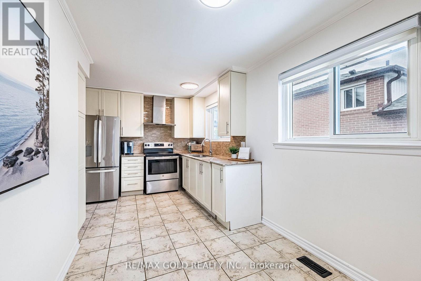 52 Garfield Crescent, Brampton, Ontario  L6V 1V8 - Photo 6 - W13114438