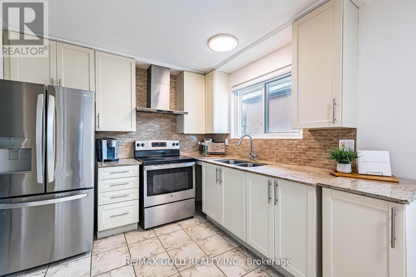 52 Garfield Crescent, Brampton, Ontario  L6V 1V8 - Photo 7 - W13114438