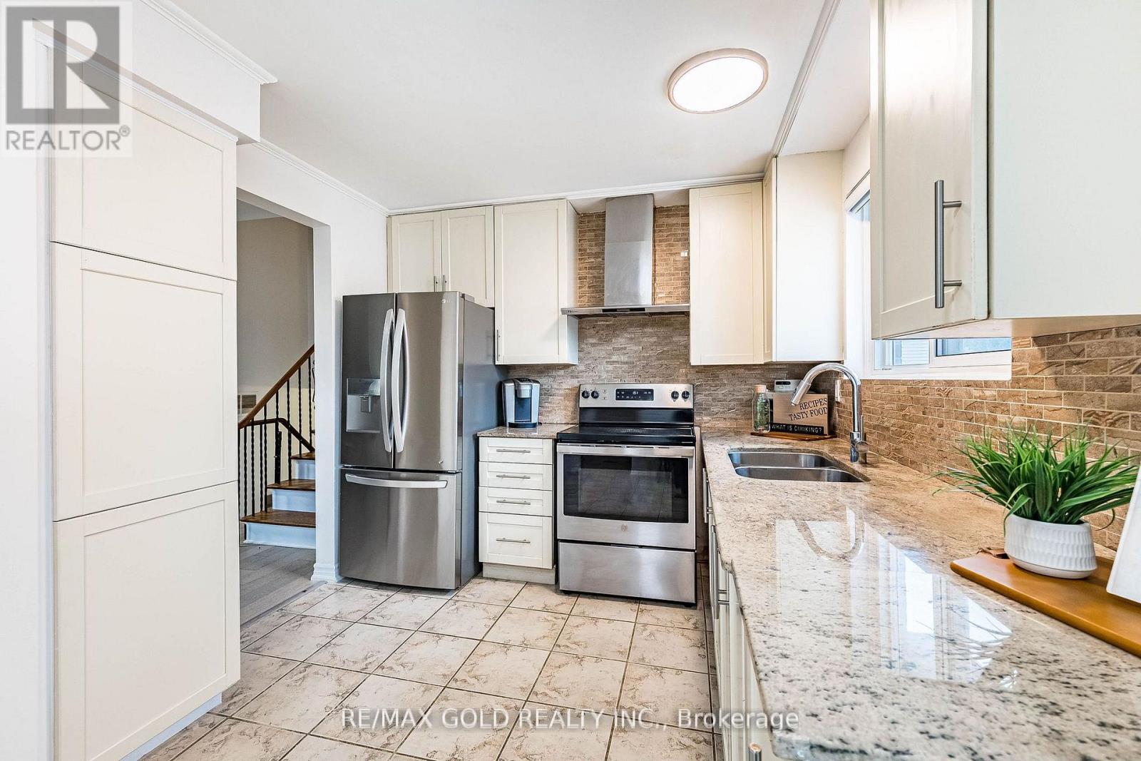 52 Garfield Crescent, Brampton, Ontario  L6V 1V8 - Photo 8 - W13114438