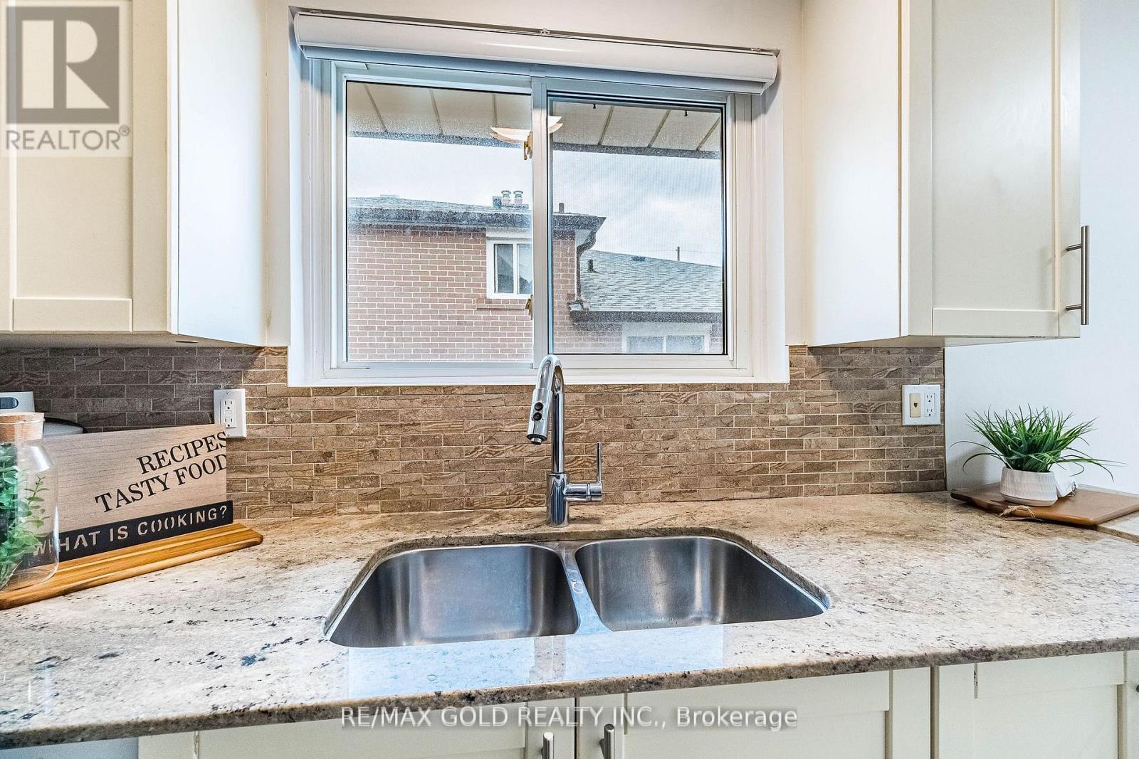 52 Garfield Crescent, Brampton, Ontario  L6V 1V8 - Photo 9 - W13114438
