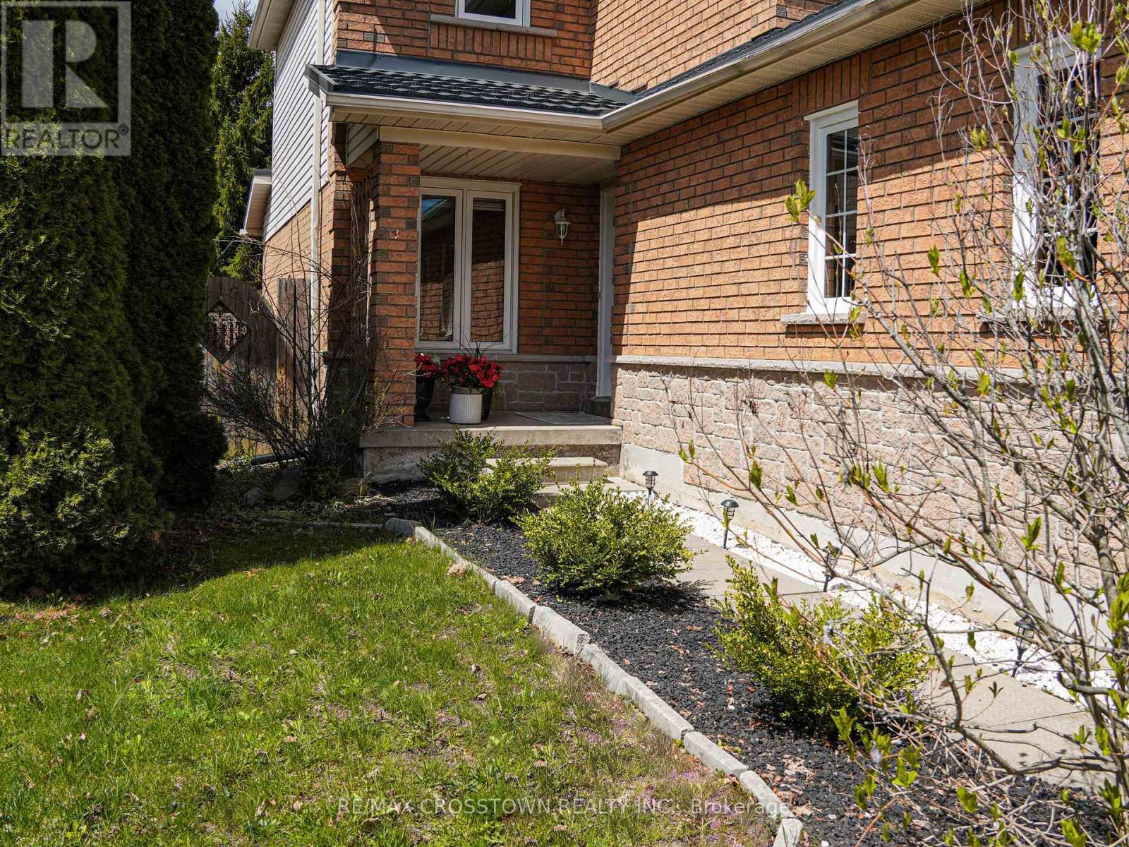 22 Bluegrass Drive, Barrie, Ontario  L4N 9N9 - Photo 3 - S13114526