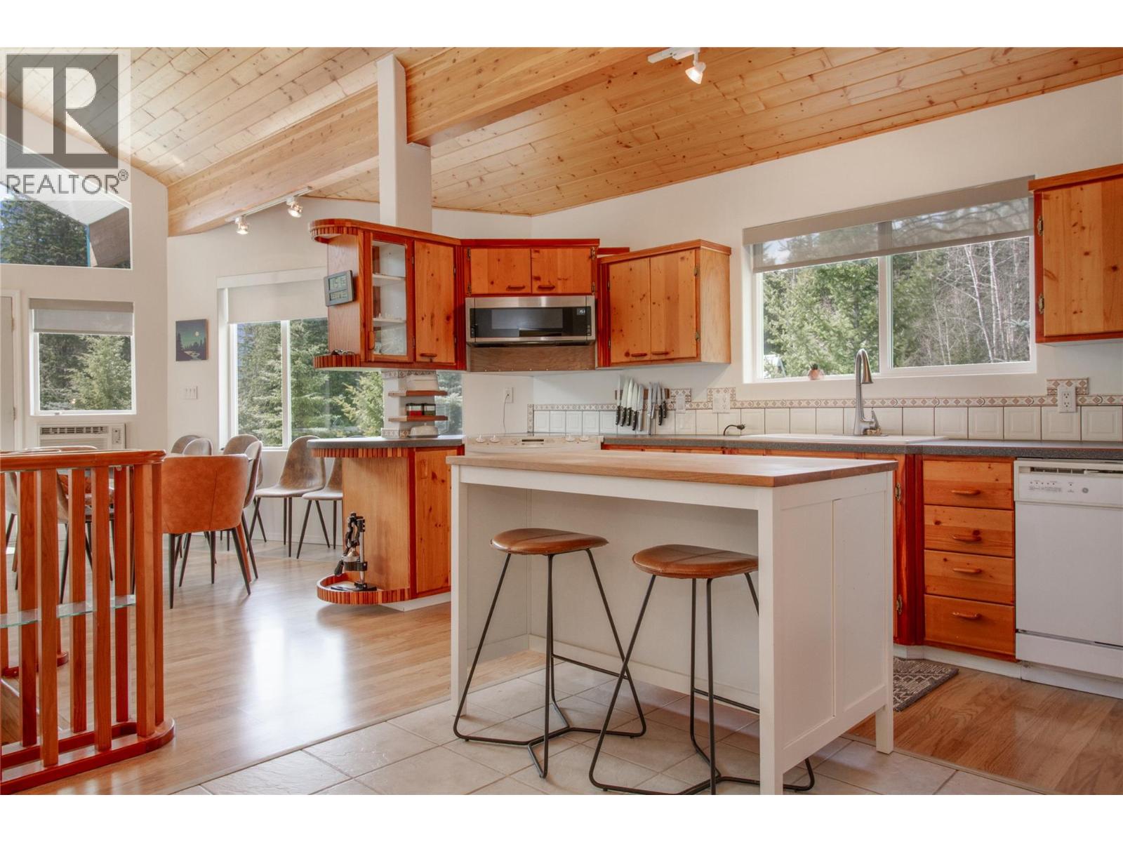 6209 Sawczuk Road Sawczuk Road, Trout Lake, British Columbia  V0G 1R2 - Photo 3 - 10386318