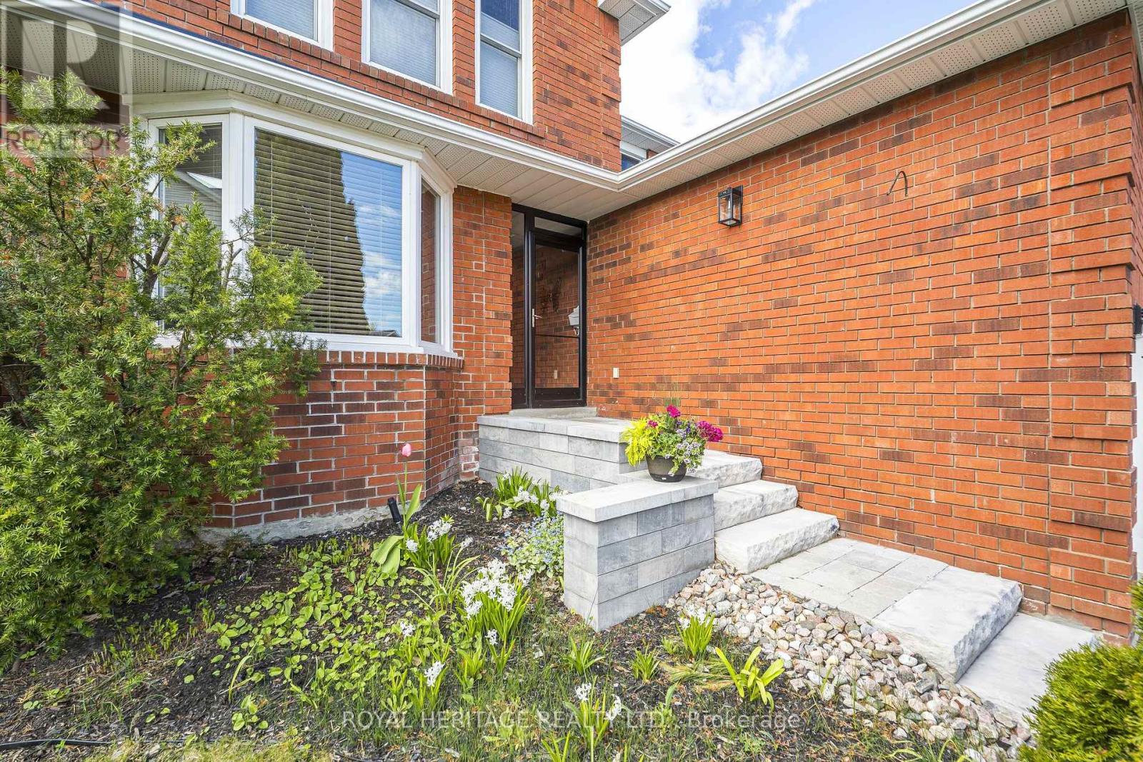 525 Sundown Crescent, Pickering, Ontario  L1V 6A8 - Photo 2 - E13114742