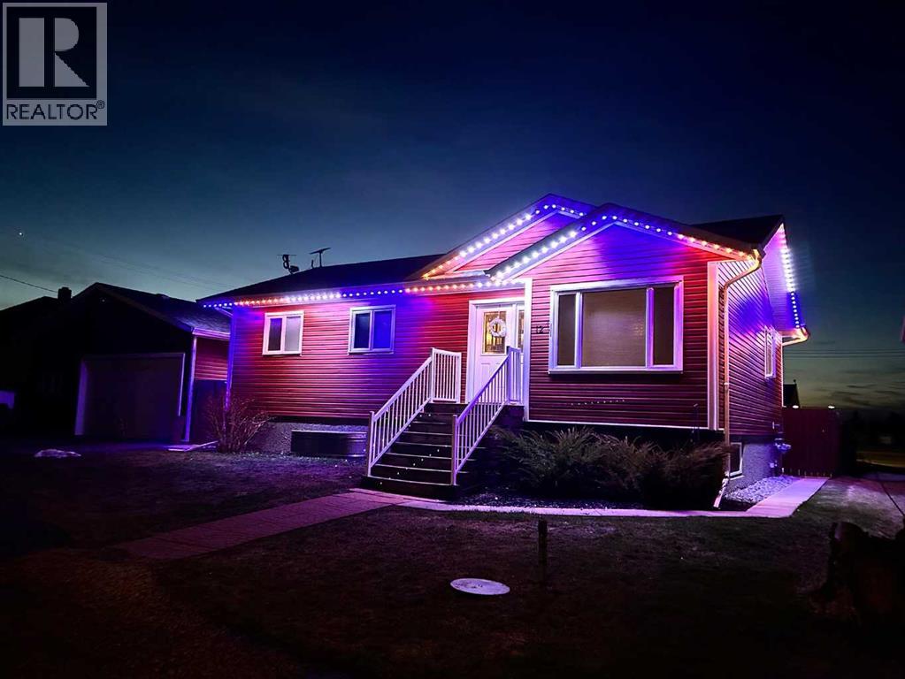 12 1 Avenue Se, Round Hill, Alberta  T0B 3Z0 - Photo 2 - A2309093