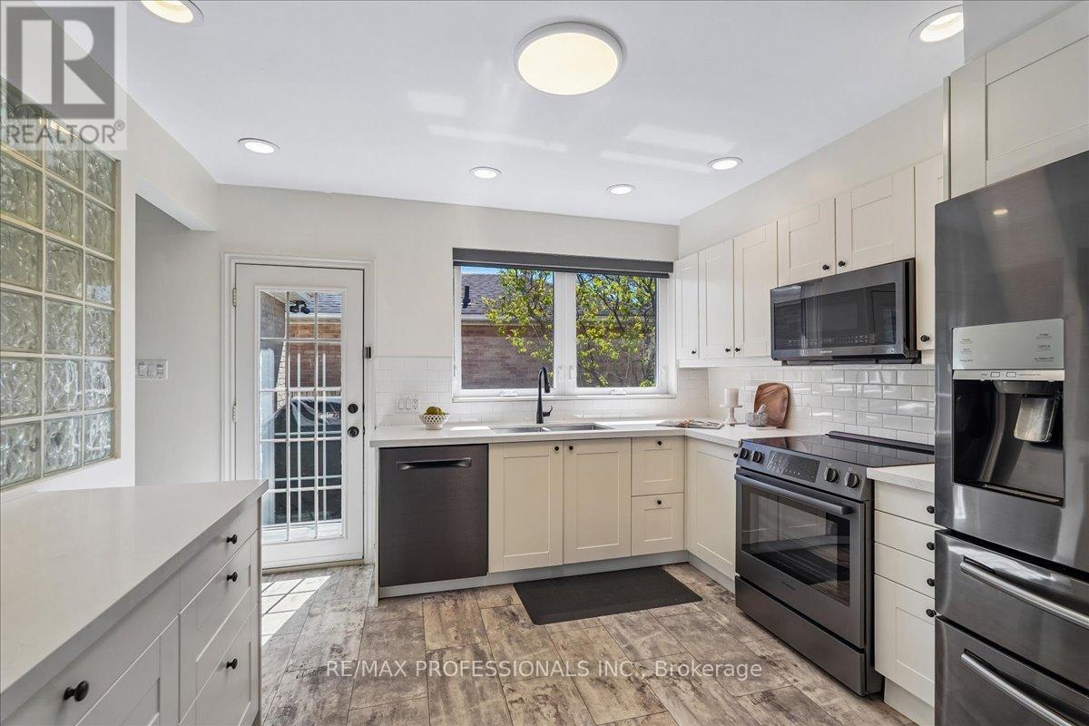 28 Spring Garden Road, Toronto, Ontario  M8Z 3X1 - Photo 7 - W13114730