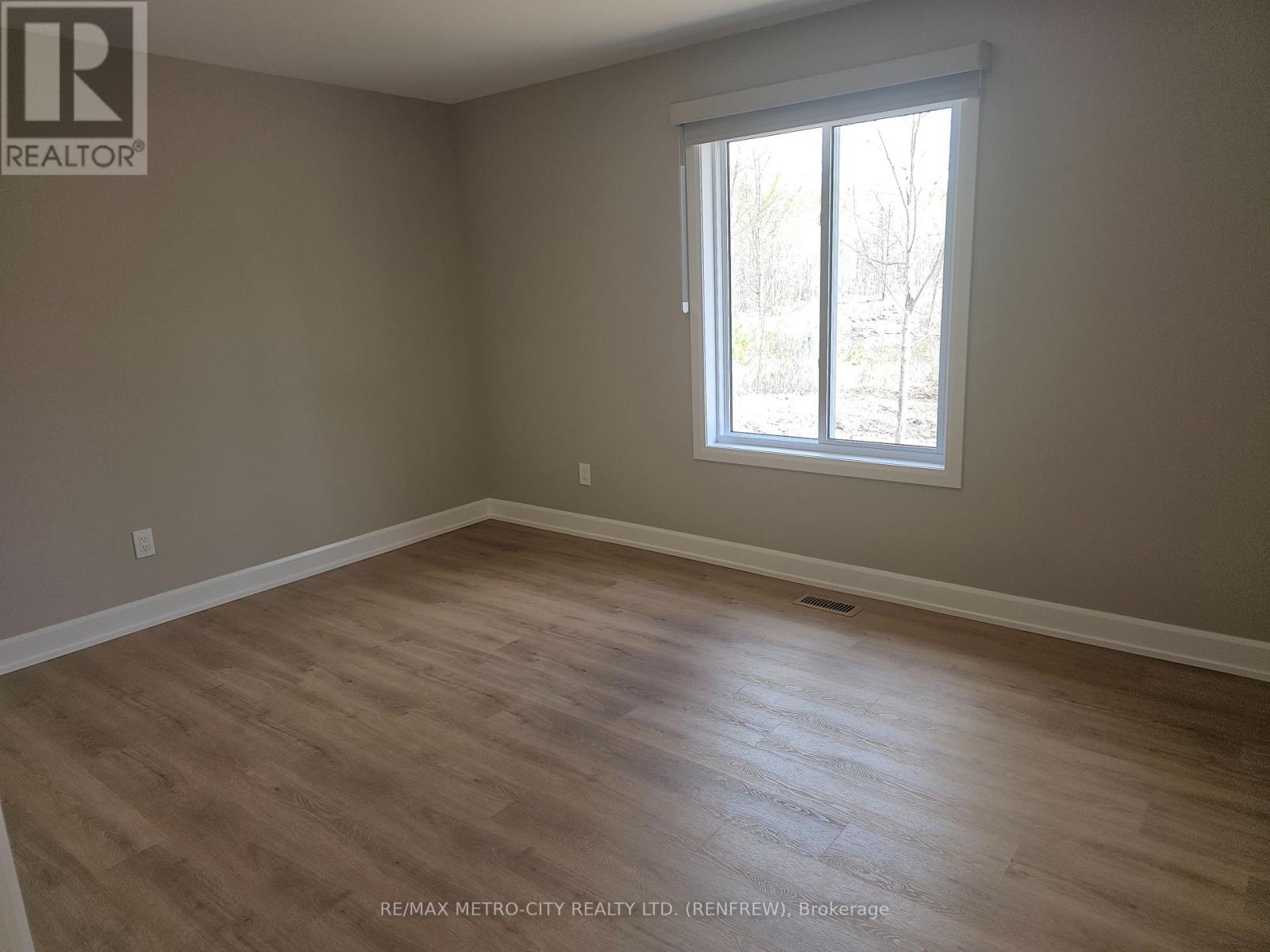 A - 321a Usborne Street, Mcnab/braeside, Ontario  K7S 1W2 - Photo 5 - X13114808