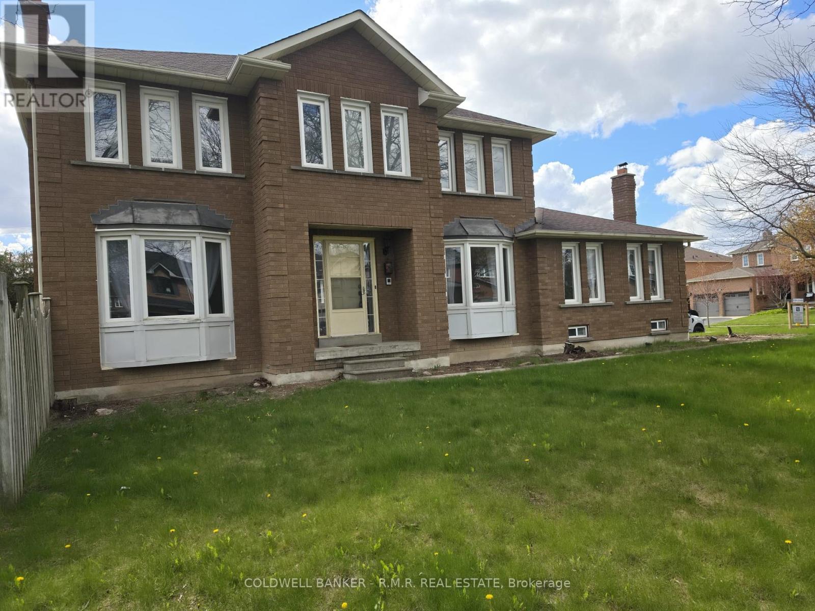11 Foster Crescent, Whitby, Ontario  L1R 1W1 - Photo 2 - E13109314