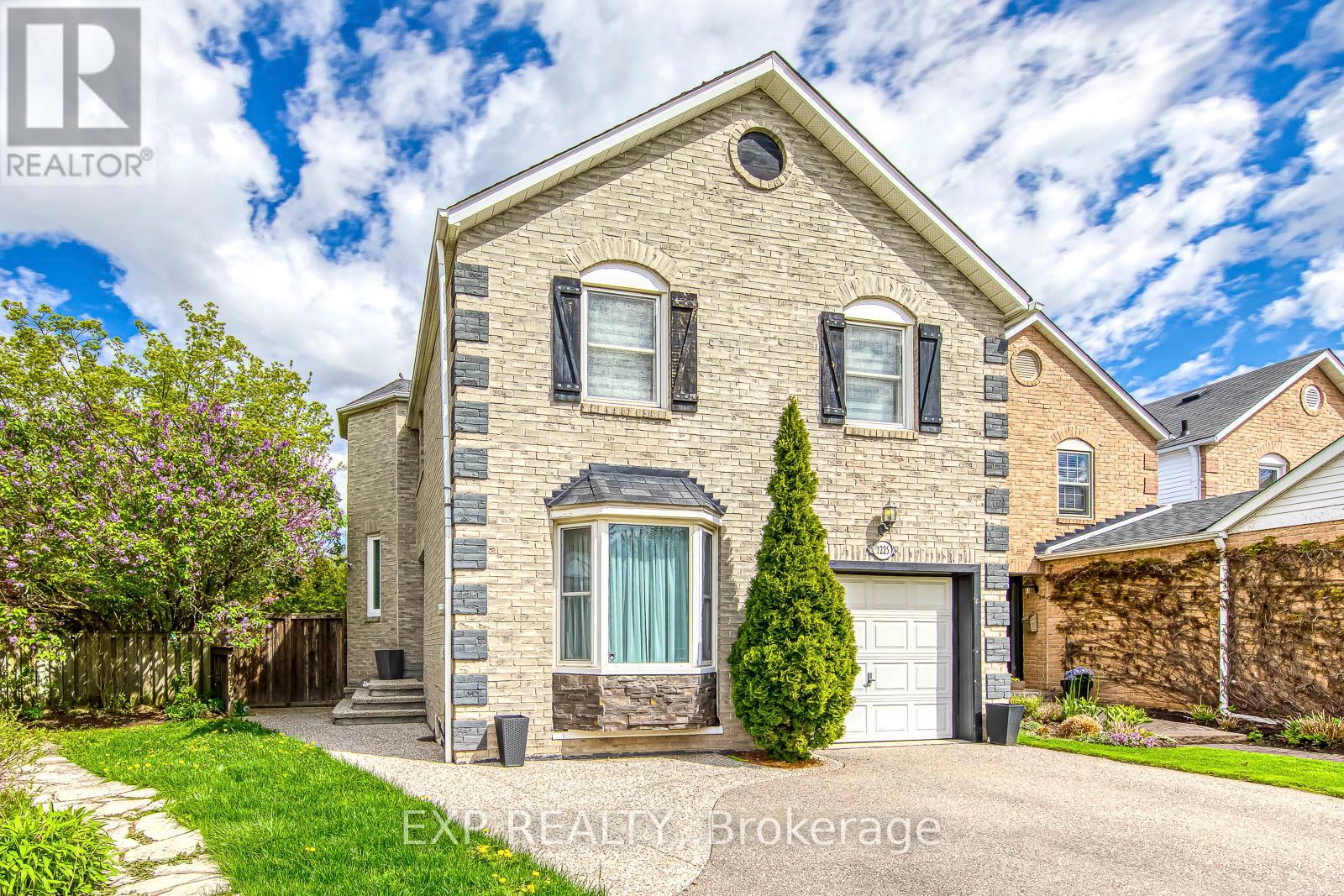 1225 Hedgestone Crescent, Oakville, Ontario  L6M 1X6 - Photo 2 - W13114806