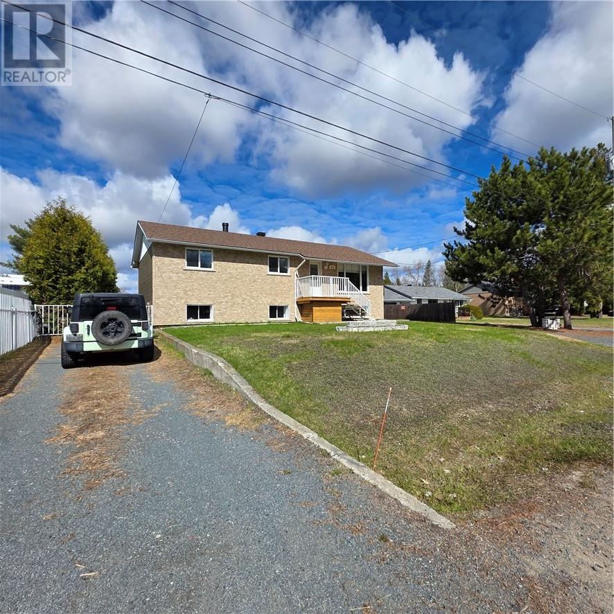 3225 Parkdale Crescent, Val Caron, Ontario  P3N 1A7 - Photo 2 - 2127657