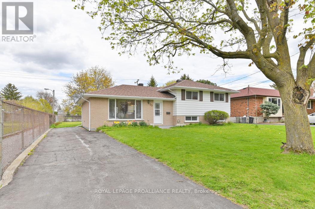 55 VILLAGE DRIVE, Belleville, Ontario