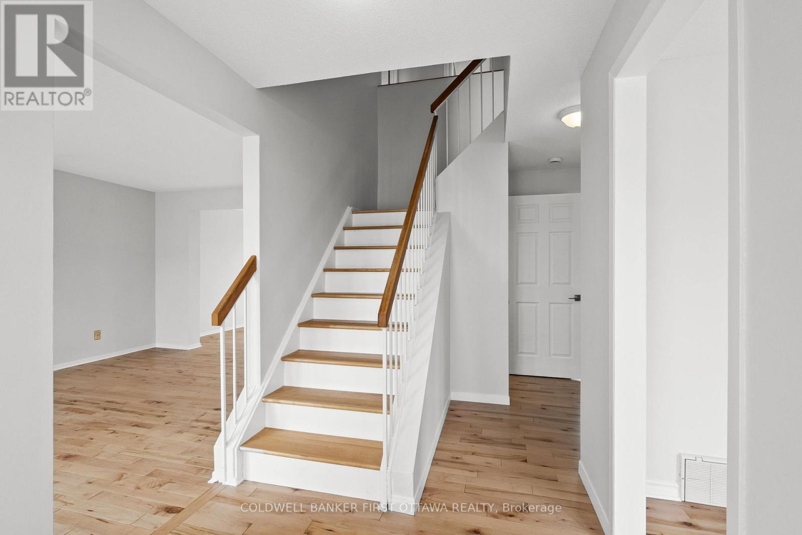 390 Cloverheath Crescent, Ottawa, Ontario  K1E 2R8 - Photo 5 - X13114960