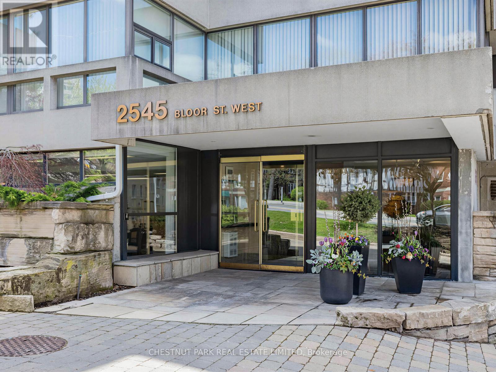 202 - 2545 Bloor Street W, Toronto, Ontario  M6S 1S1 - Photo 3 - W13115064