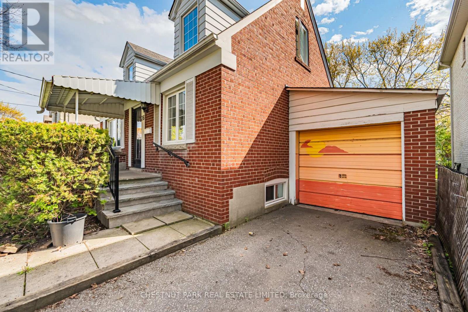 26 Roberta Drive, Toronto, Ontario  M6A 2J5 - Photo 5 - C13115248