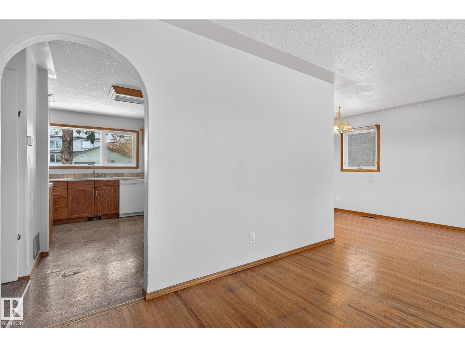 13412 108 St Nw, Edmonton, Alberta  T5E 4X6 - Photo 3 - E4487108