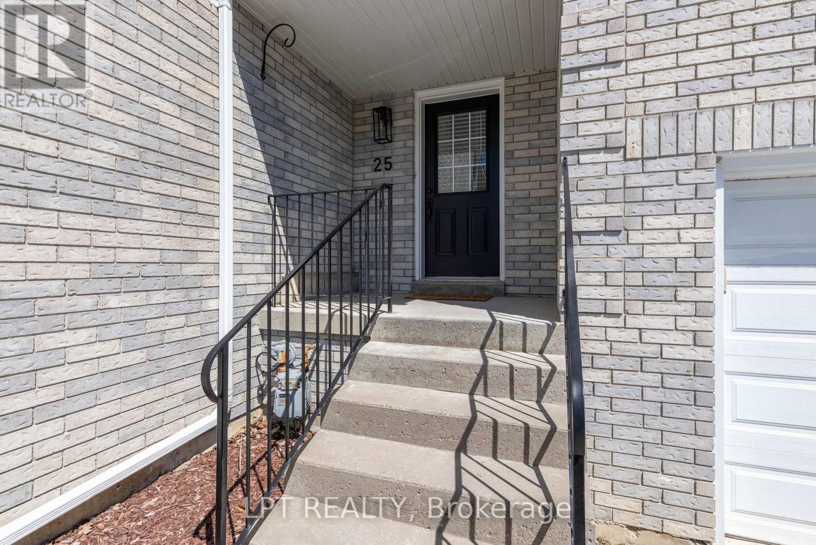 25 Hattie Court, Georgina, Ontario  L4P 3Z7 - Photo 5 - N13115190
