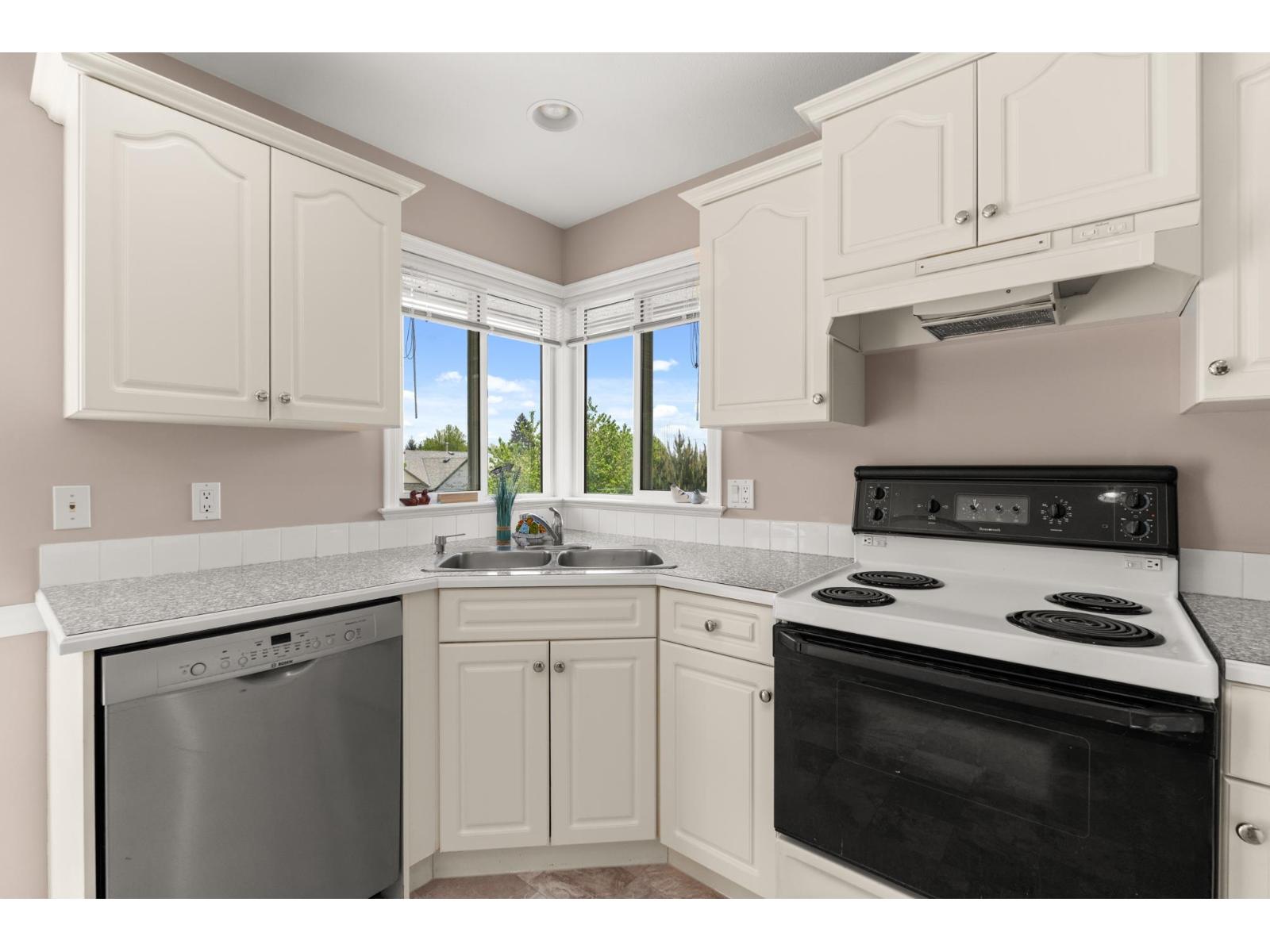 8262 Wharton Place, Mission, British Columbia  V2V 7A4 - Photo 8 - R3121811