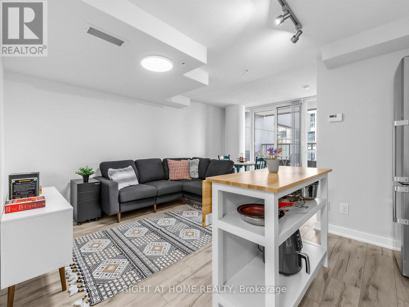 1210 - 295 Adelaide Street W, Toronto, Ontario  M5V 0L4 - Photo 3 - C13114486