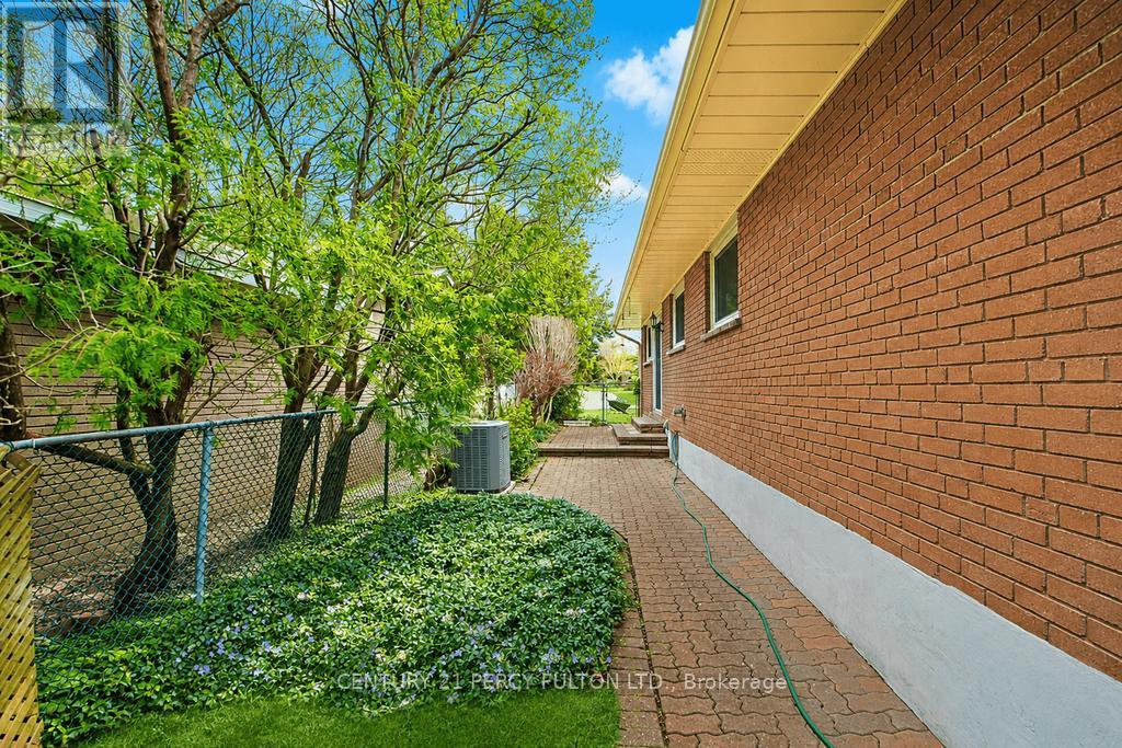 1386 Forest Glade Road, Oakville, Ontario  L6H 2G3 - Photo 22 - W13094858