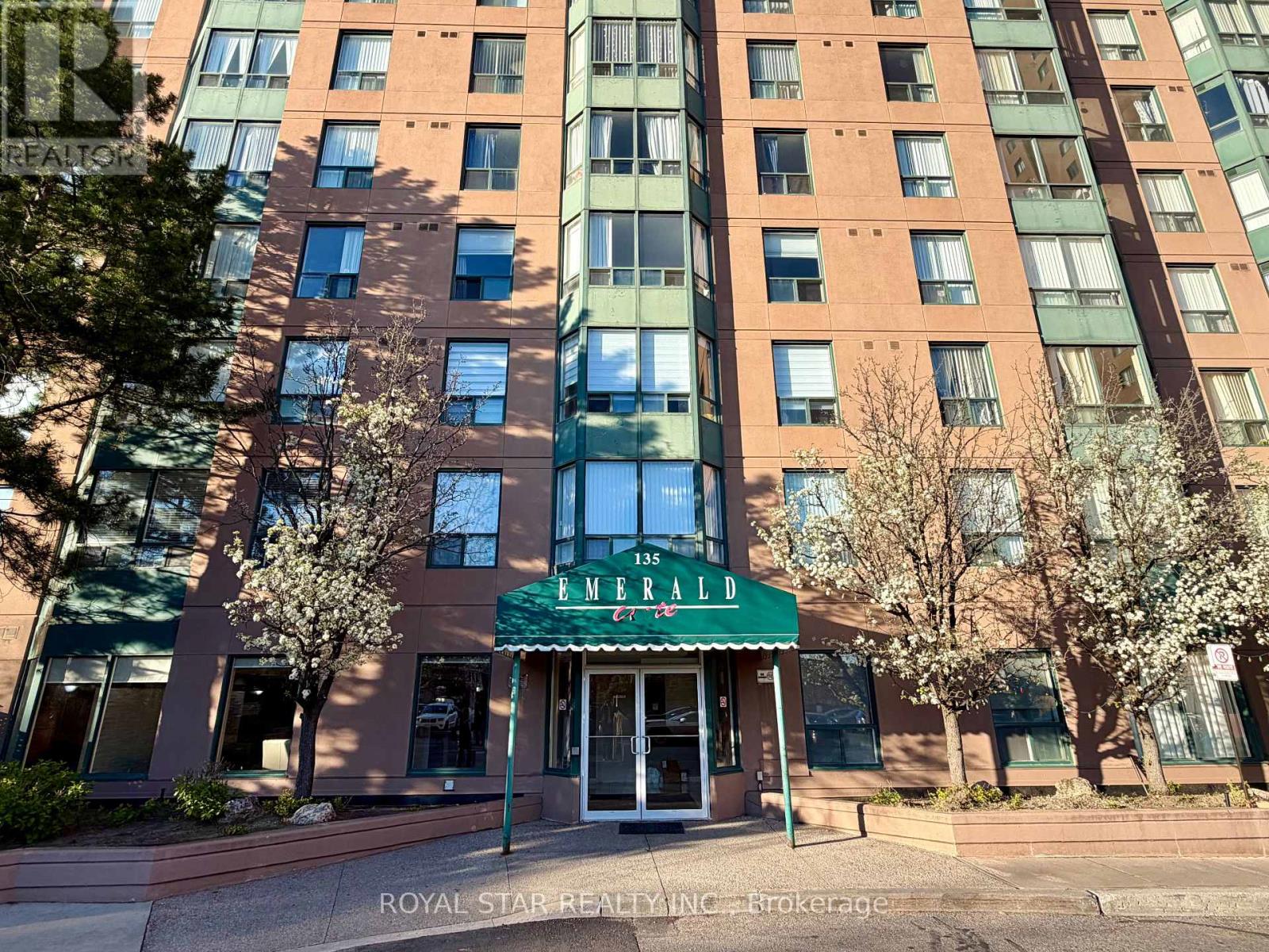 303 - 135 Hillcrest Avenue, Mississauga, Ontario  L5B 4B1 - Photo 2 - W13108568