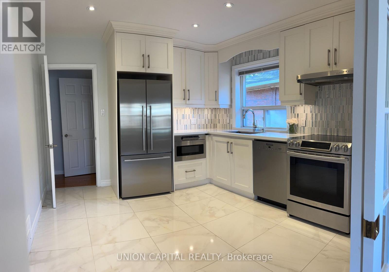 6 Gretna Avenue, Toronto, Ontario  M4A 2H4 - Photo 7 - C13115532