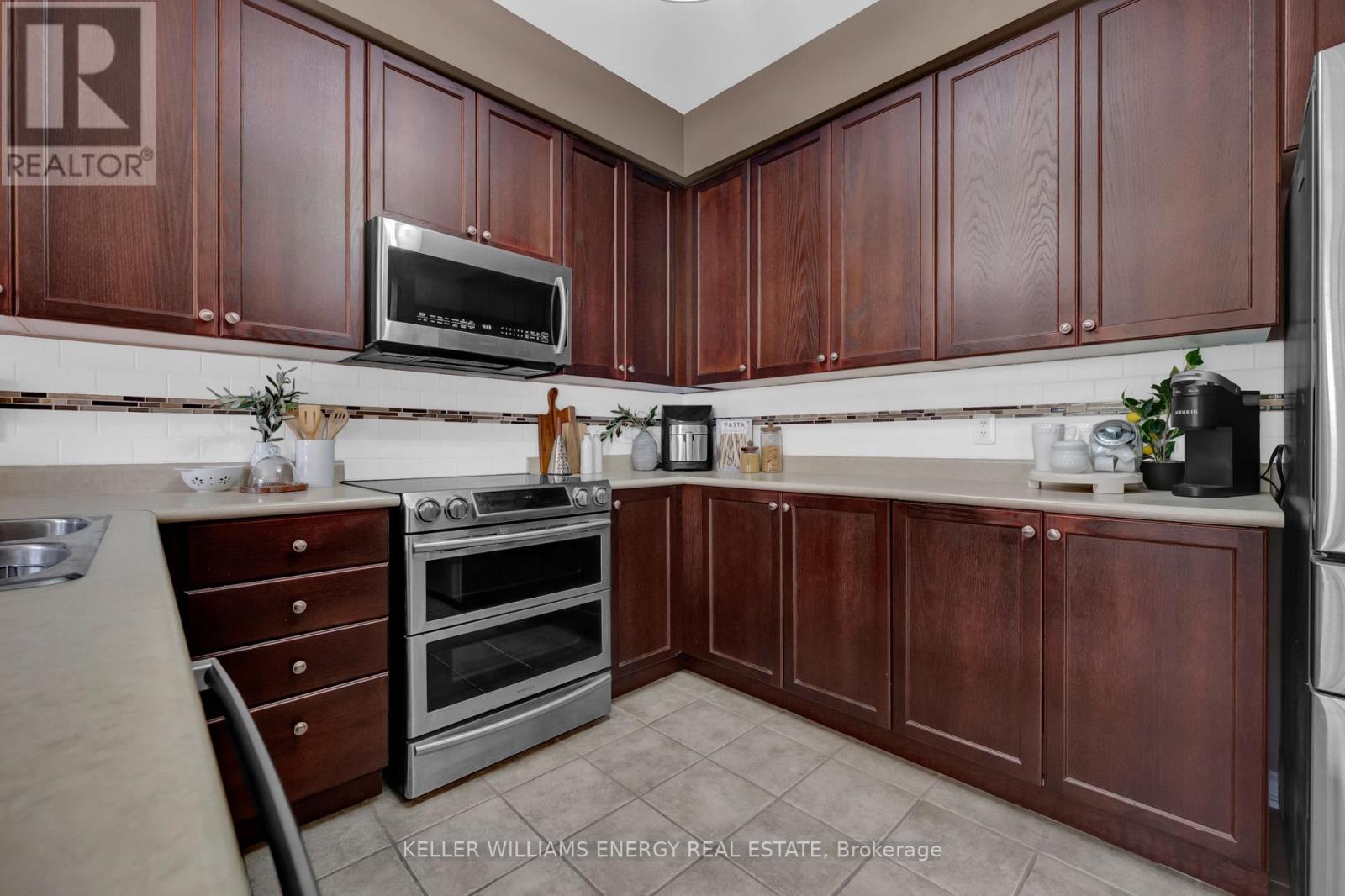 1307 Macinally Court, Oshawa, Ontario  L1K 0B6 - Photo 9 - E13115686
