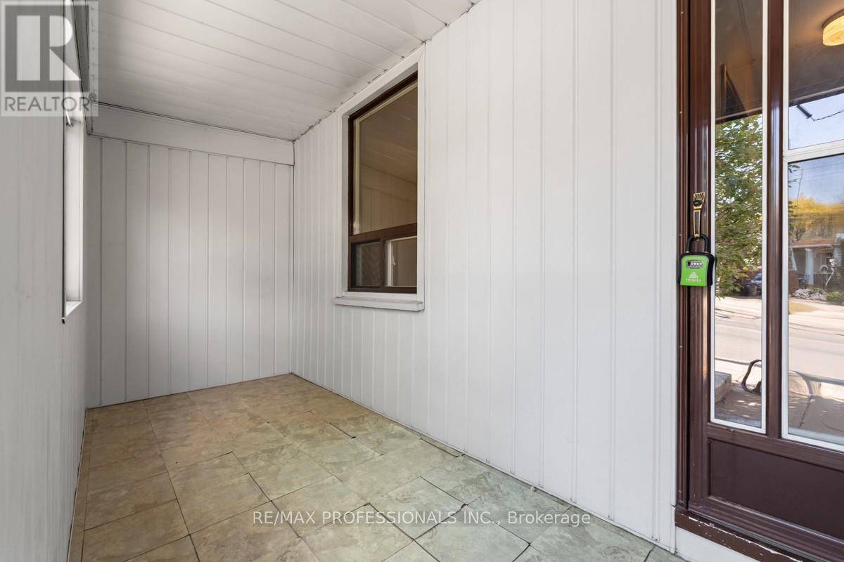328 Donlands Avenue, Toronto, Ontario  M4J 3R9 - Photo 3 - E13115588