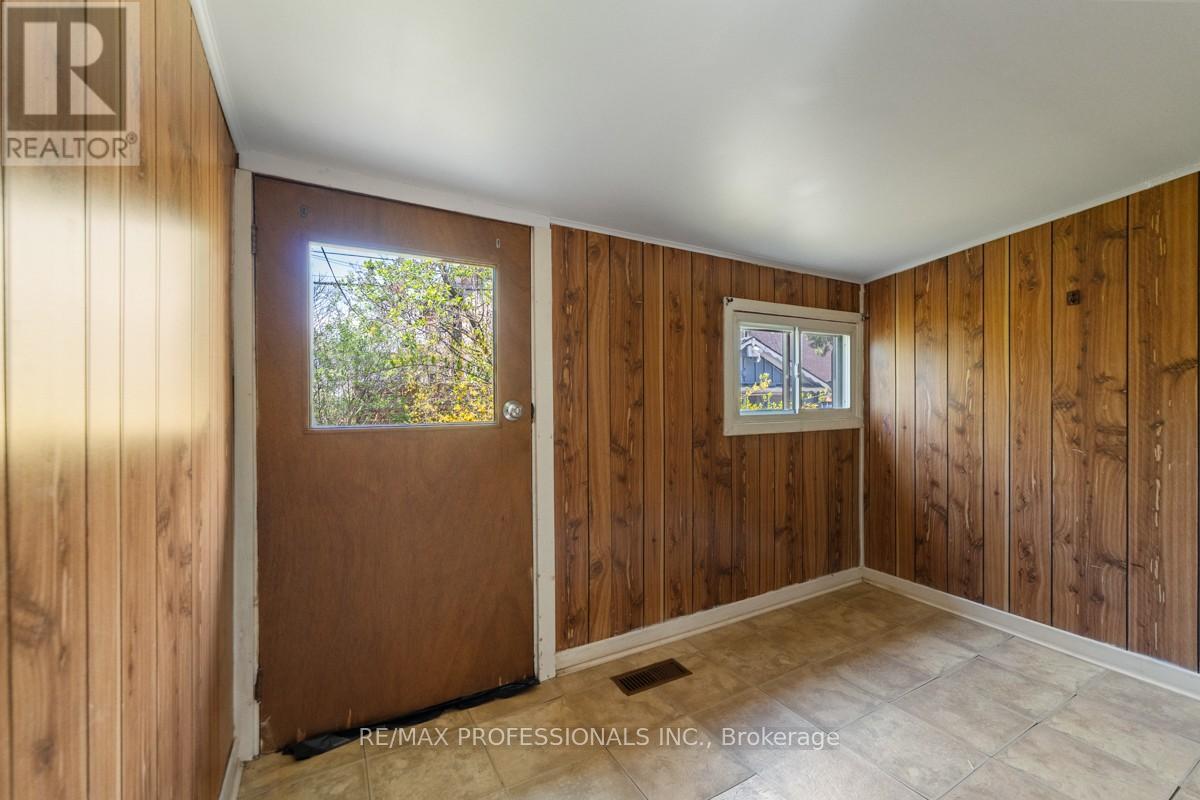 328 Donlands Avenue, Toronto, Ontario  M4J 3R9 - Photo 4 - E13115588