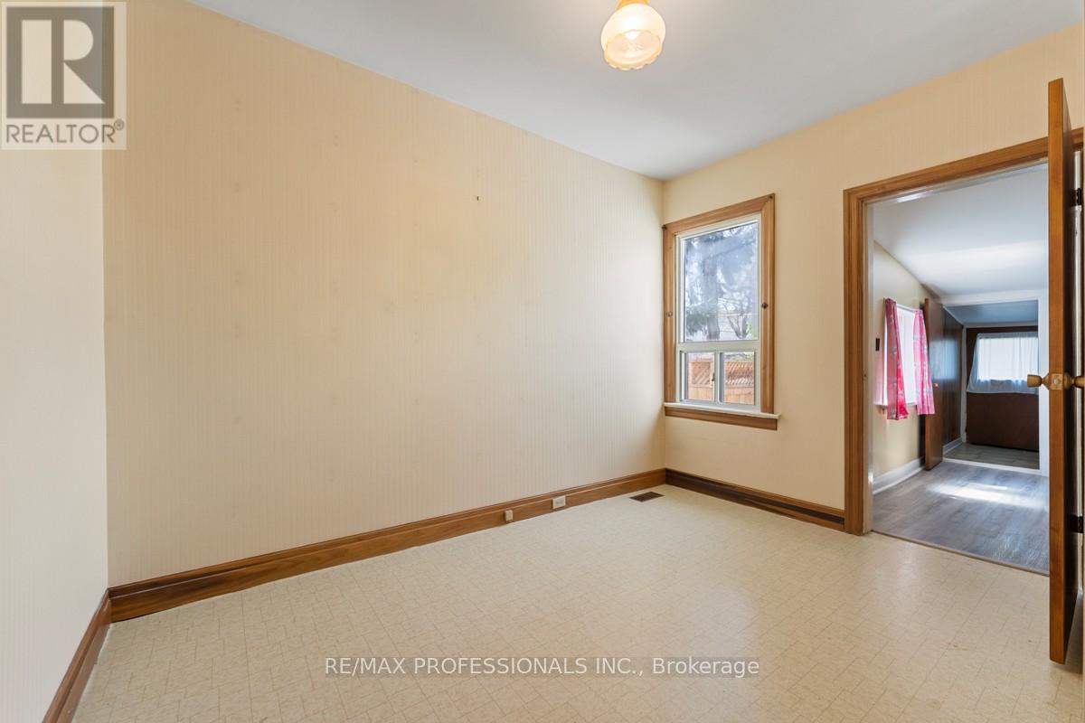 328 Donlands Avenue, Toronto, Ontario  M4J 3R9 - Photo 7 - E13115588