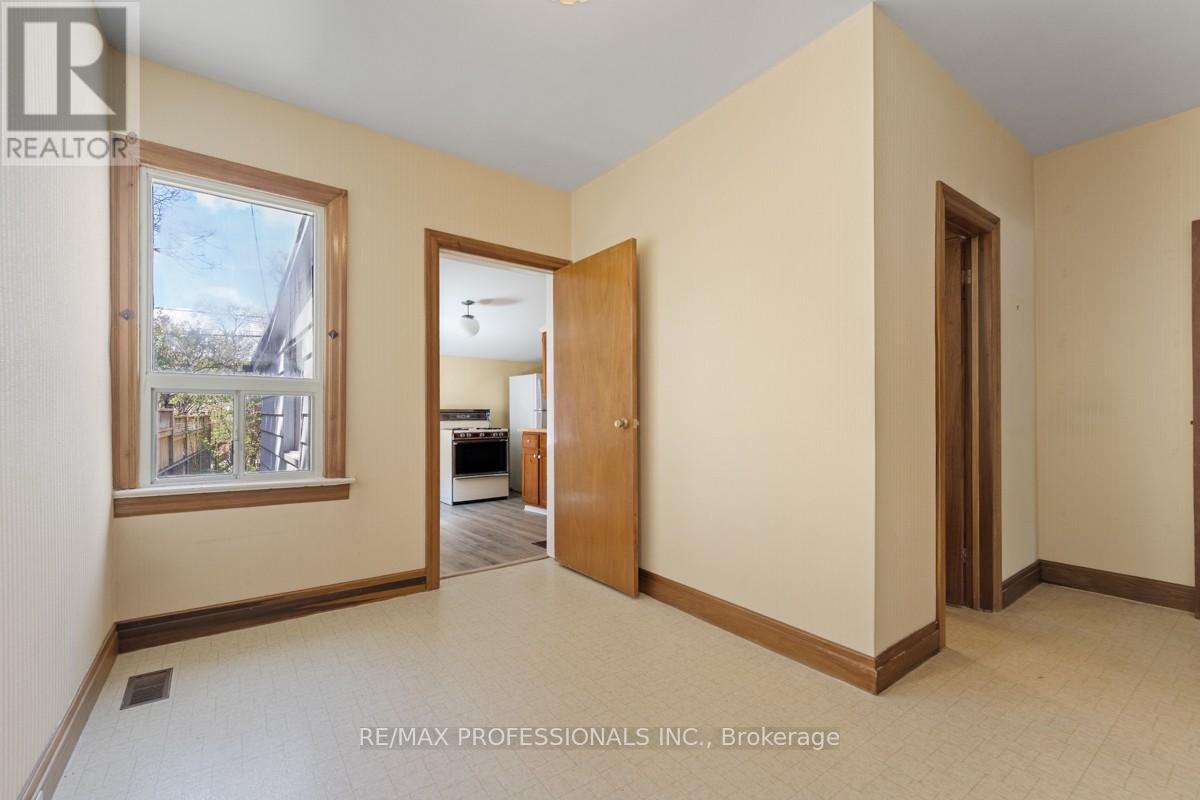 328 Donlands Avenue, Toronto, Ontario  M4J 3R9 - Photo 8 - E13115588