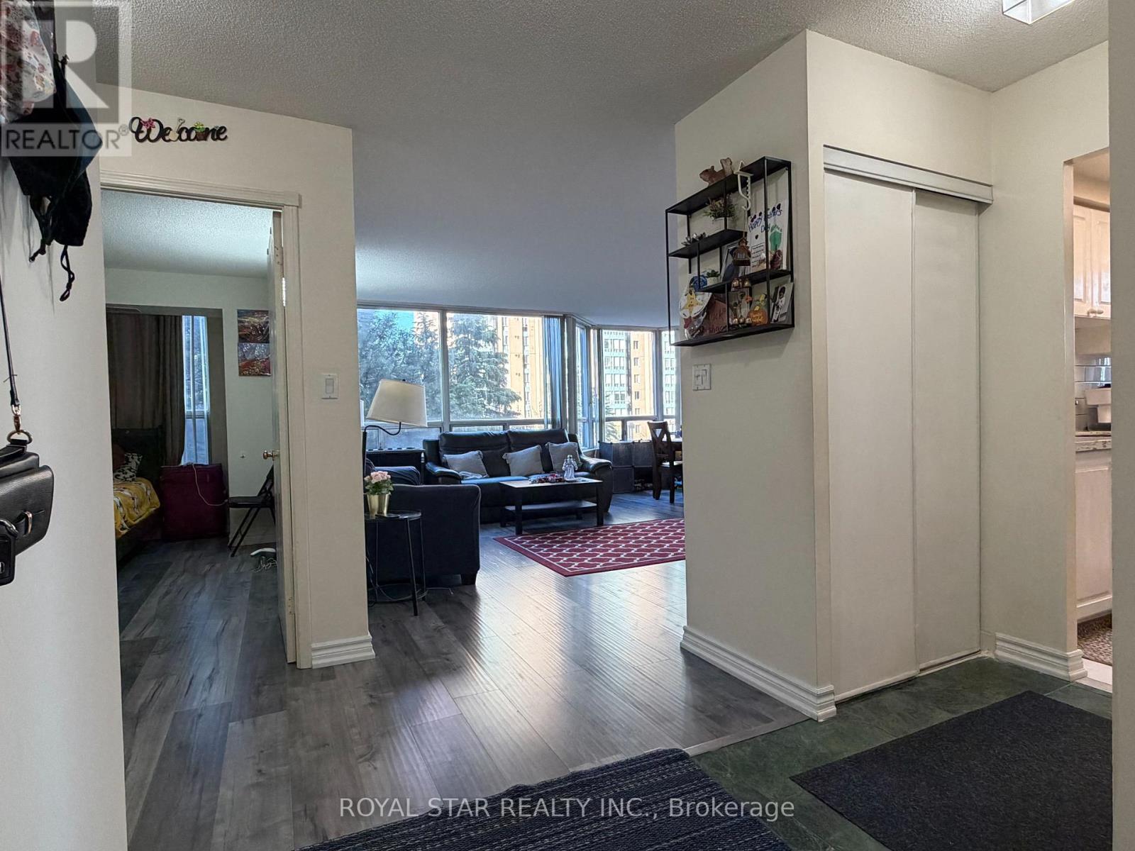303 - 135 Hillcrest Avenue, Mississauga, Ontario  L5B 4B1 - Photo 4 - W13108568