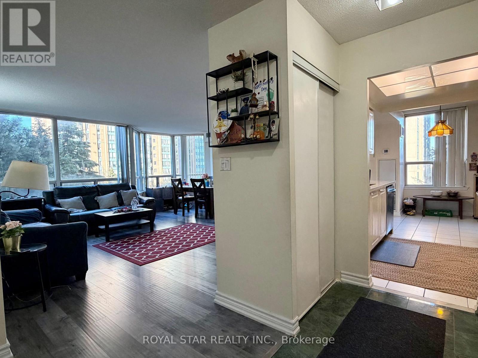 303 - 135 Hillcrest Avenue, Mississauga, Ontario  L5B 4B1 - Photo 5 - W13108568