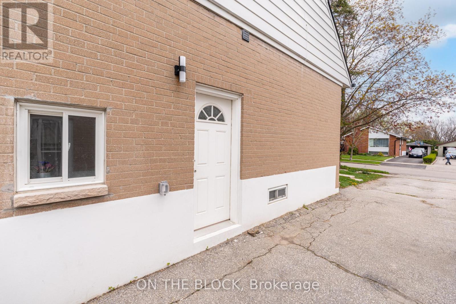 #lower - 34 Henley Crescent, Toronto, Ontario  M9W 2W9 - Photo 3 - W13115558