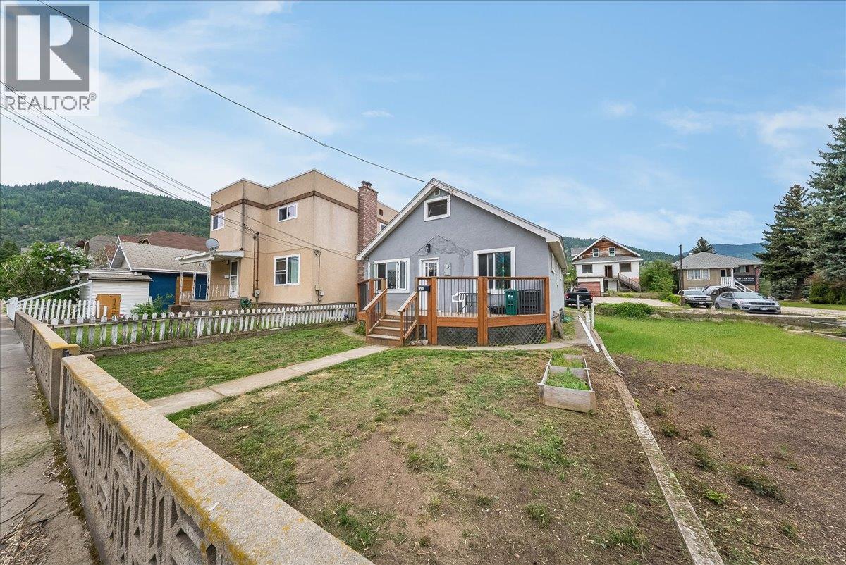 1430 Third Avenue, Trail, British Columbia  V1R 1P6 - Photo 1 - 10386881
