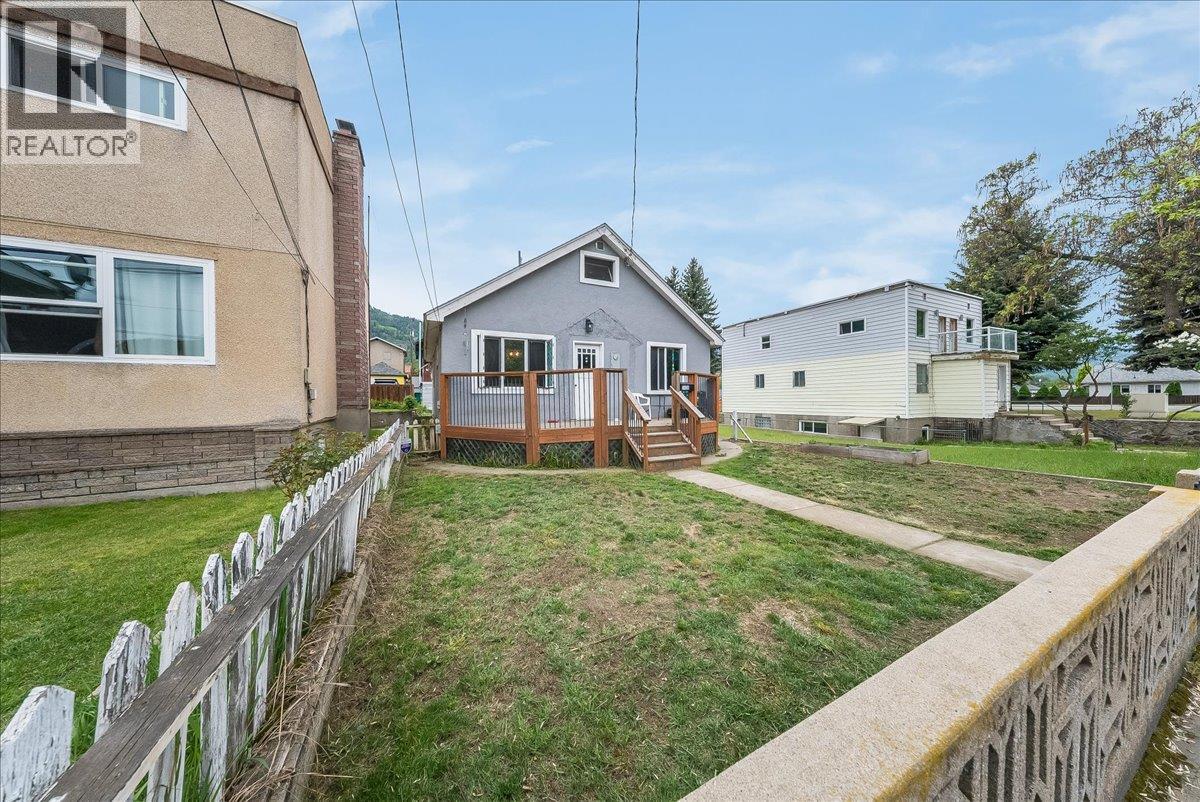 1430 Third Avenue, Trail, British Columbia  V1R 1P6 - Photo 2 - 10386881