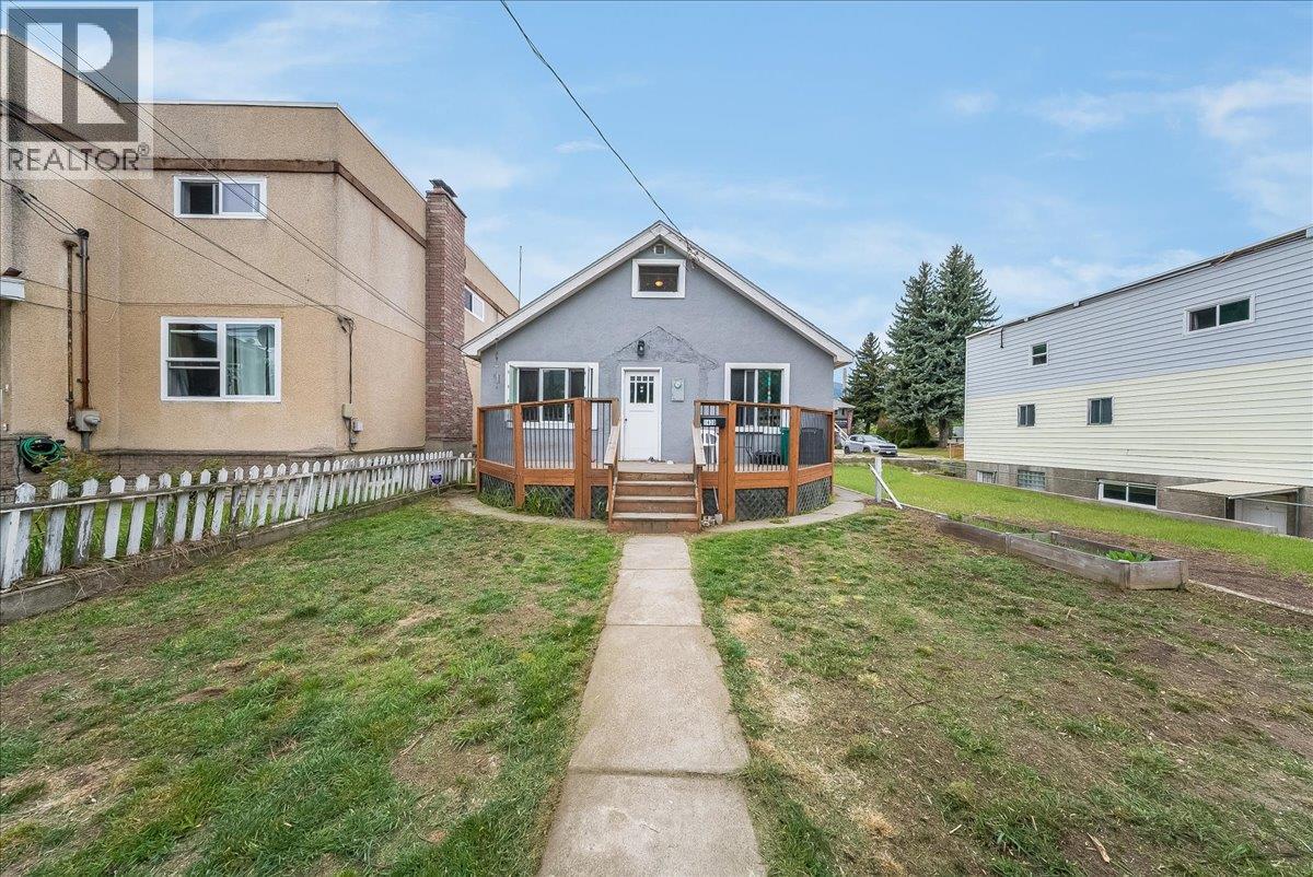 1430 Third Avenue, Trail, British Columbia  V1R 1P6 - Photo 3 - 10386881