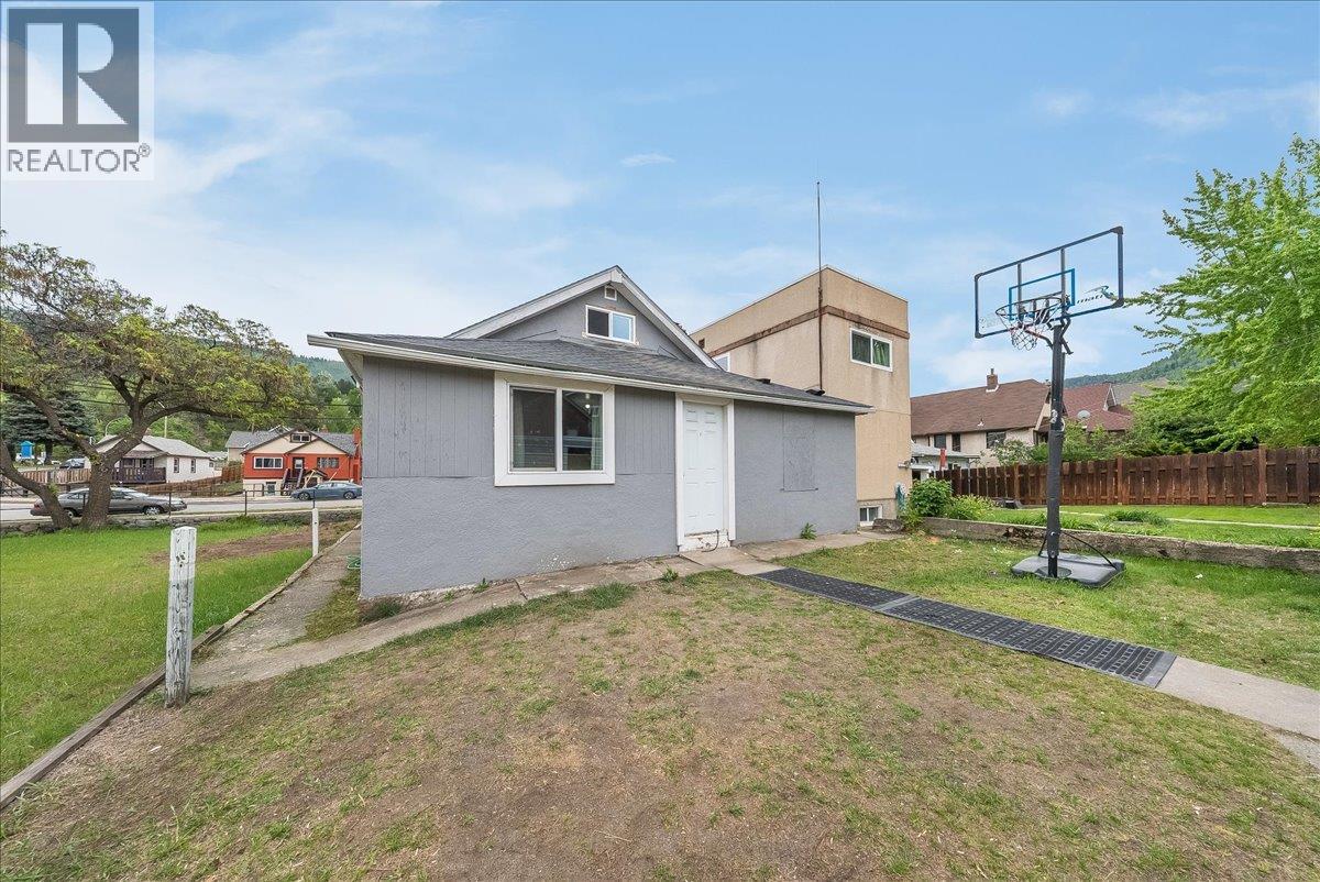 1430 Third Avenue, Trail, British Columbia  V1R 1P6 - Photo 4 - 10386881