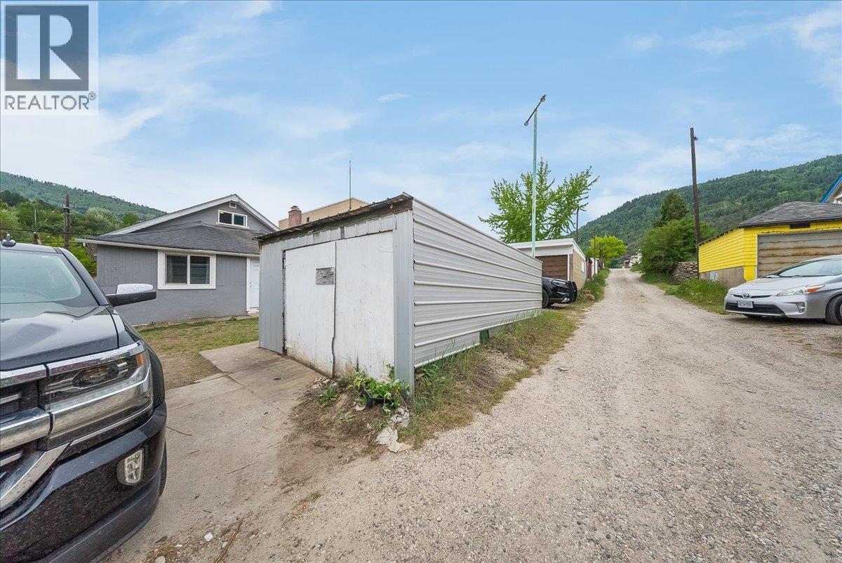 1430 Third Avenue, Trail, British Columbia  V1R 1P6 - Photo 9 - 10386881