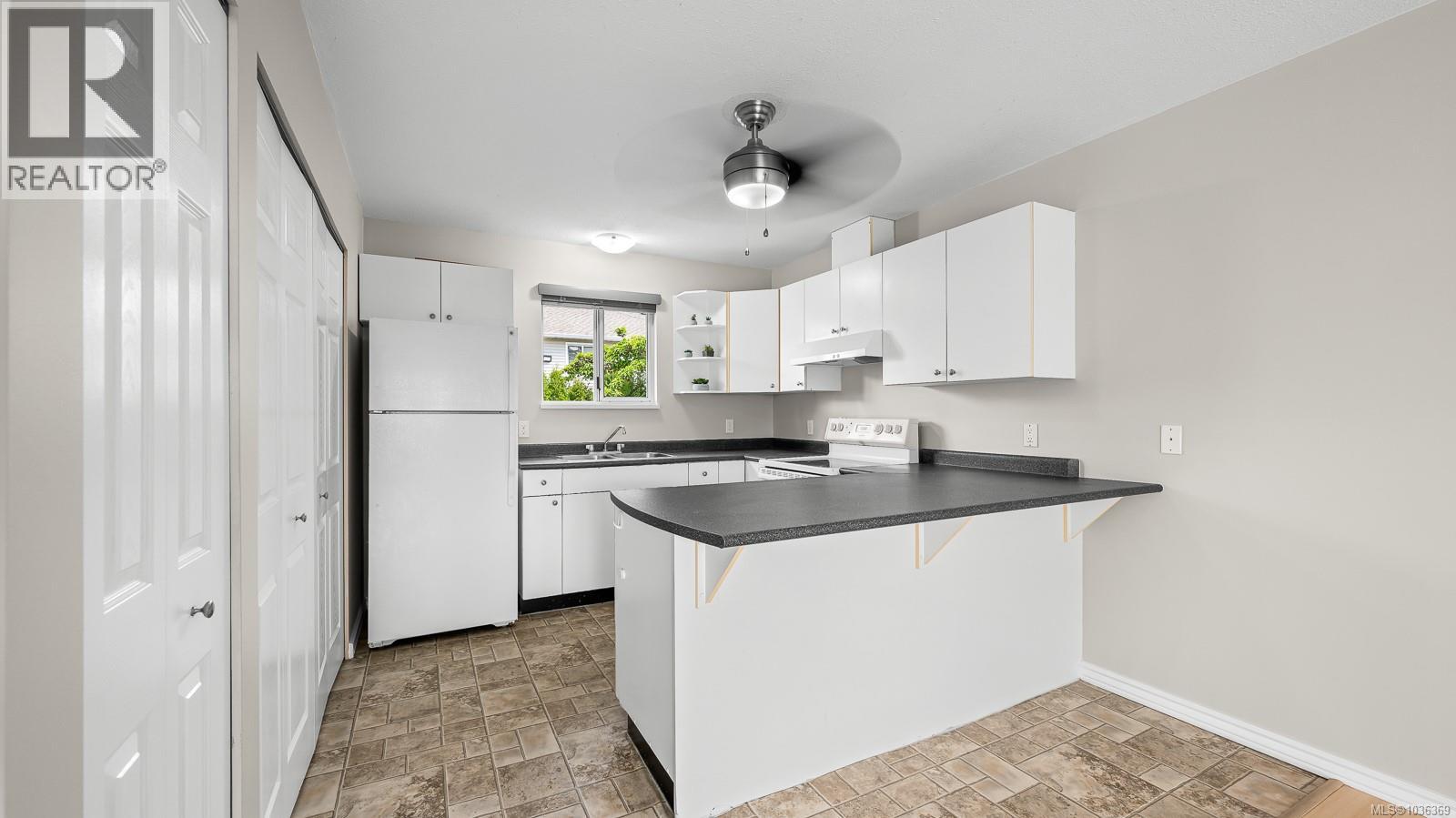 303 2767 Muir Rd, Courtenay, British Columbia  V9N 9A1 - Photo 4 - 1036369