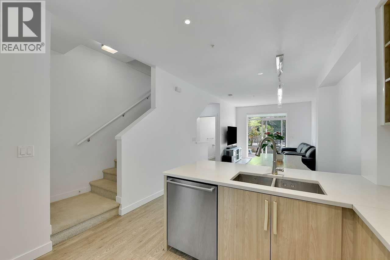 6 7039 Macpherson Avenue, Burnaby, British Columbia  V5J 4N4 - Photo 3 - R3122454