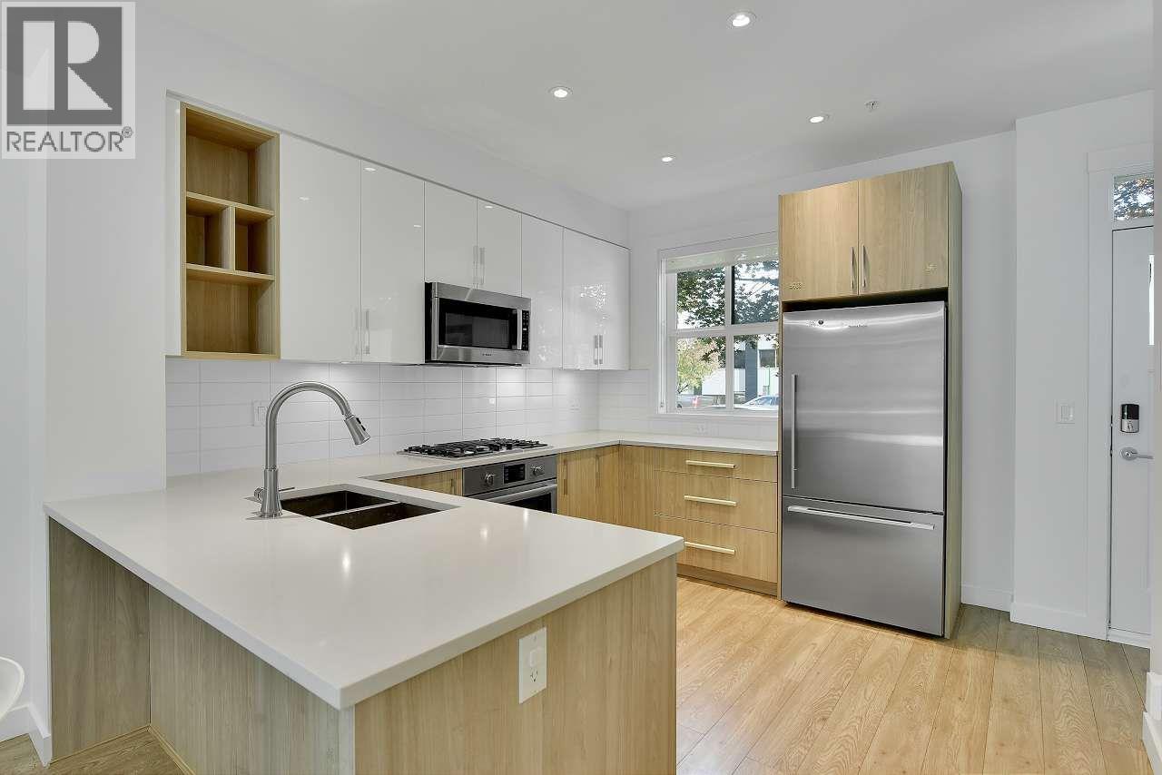 6 7039 Macpherson Avenue, Burnaby, British Columbia  V5J 4N4 - Photo 4 - R3122454