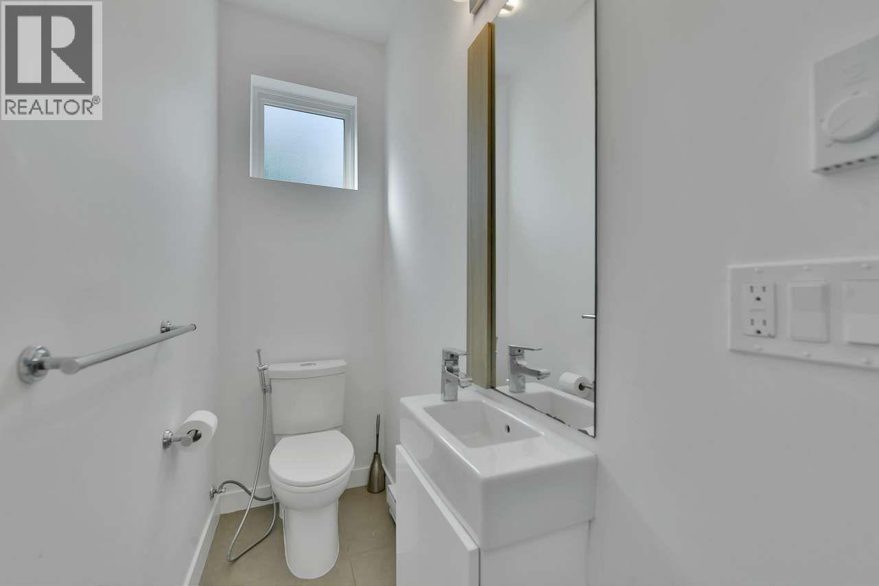 6 7039 Macpherson Avenue, Burnaby, British Columbia  V5J 4N4 - Photo 6 - R3122454