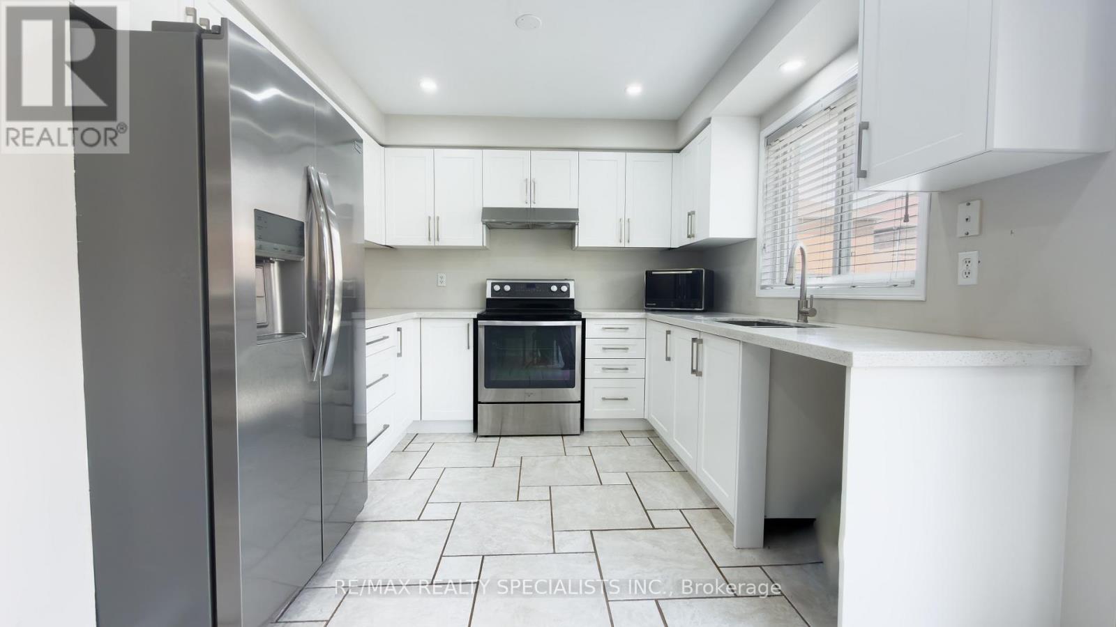 27 Hiberton Crescent, Brampton, Ontario  L7A 3E2 - Photo 2 - W13103066