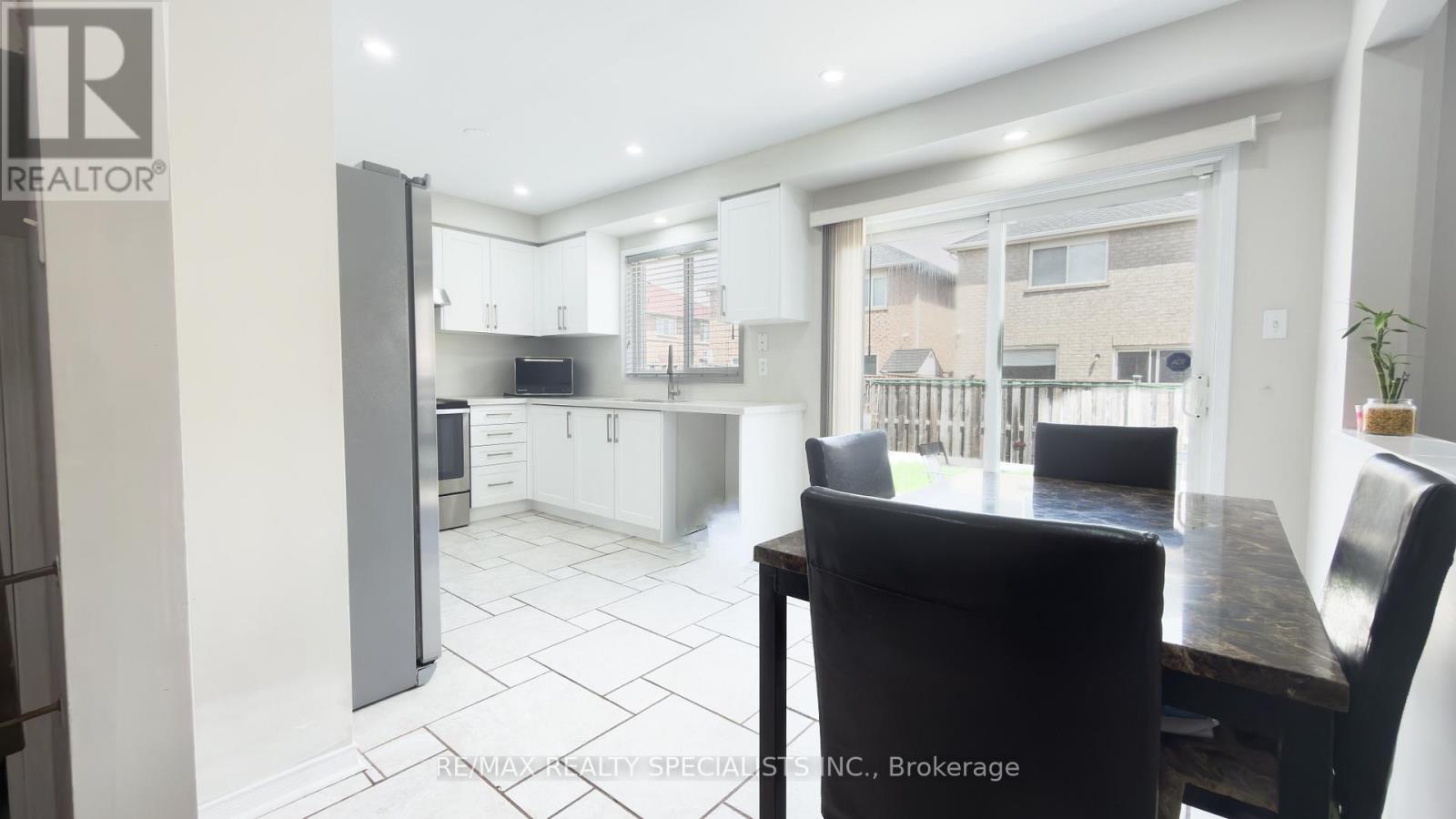 27 Hiberton Crescent, Brampton, Ontario  L7A 3E2 - Photo 3 - W13103066
